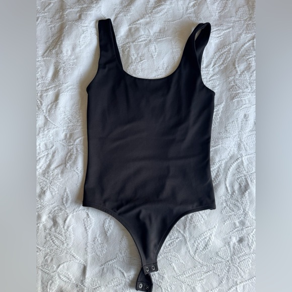 Express Body Contour Scoop Neck Tank Bodysuit Black Size Small - Picture 4 of 4